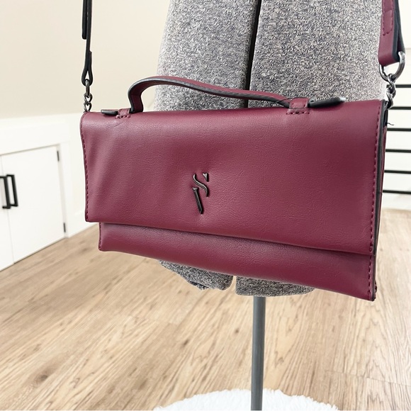 burgundy red contemporary, Simply Vera Vera Wang Crossbody purse - Picture 4 of 8